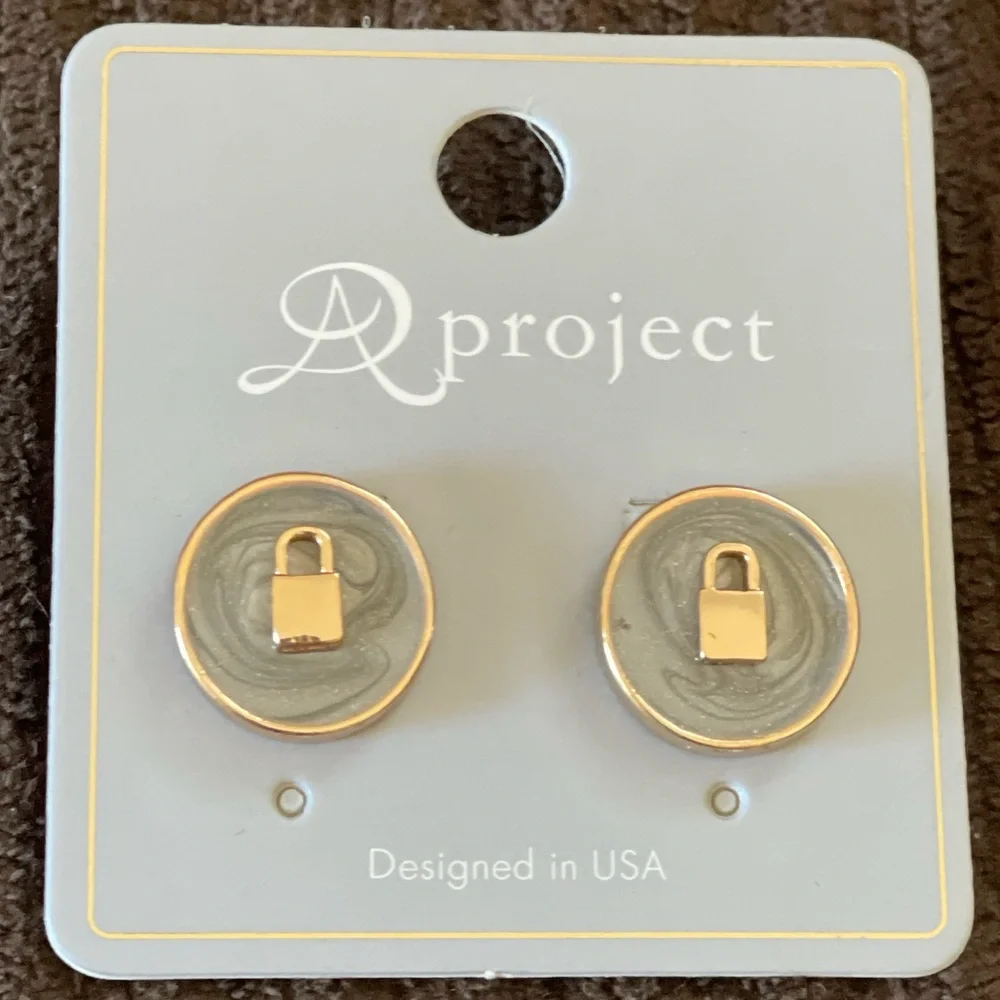 Gold and Gray Lock Circle Stud Earrings β AD Project - Picture 3 of 7